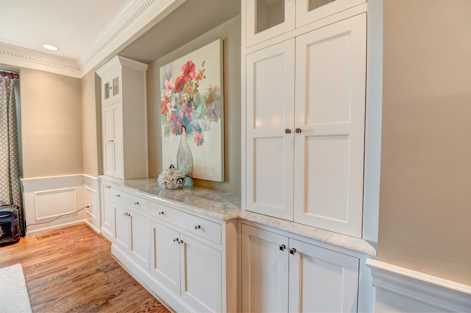 White dining built-in buffet with a marble top